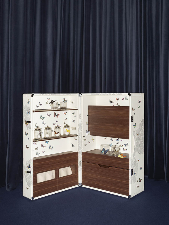 Meuble bar design Isidoro Ultime Notizie par Fornasetti x Poltrona Frau, coffre-bar cuir motif Dernières Nouvelles, disponible chez D-Style Interior