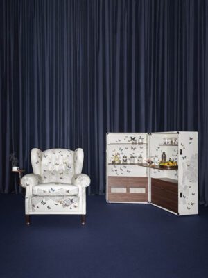 Meuble bar design Isidoro Ultime Notizie par Fornasetti x Poltrona Frau, coffre-bar cuir motif Dernières Nouvelles, disponible chez D-Style Interior