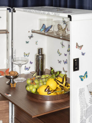 Meuble bar design Isidoro Ultime Notizie par Fornasetti x Poltrona Frau, coffre-bar cuir motif Dernières Nouvelles, disponible chez D-Style Interior