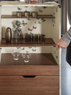 Meuble bar design Isidoro Ultime Notizie par Fornasetti x Poltrona Frau, coffre-bar cuir motif Dernières Nouvelles, disponible chez D-Style Interior