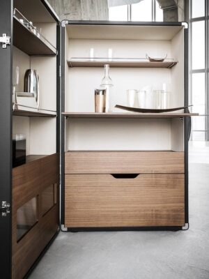 Meuble bar design haut de gamme Isidoro par Poltrona Frau, structure gainée cuir avec roulettes, disponible chez D-Style Interior