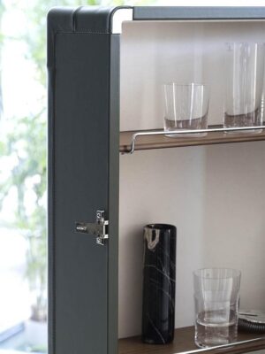 Meuble bar design haut de gamme Isidoro par Poltrona Frau, structure gainée cuir avec roulettes, disponible chez D-Style Interior