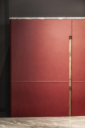 Meuble bar design haut de gamme Fidelio par Poltrona Frau, structure frêne avec intérieur érable éclairé, disponible chez D-Style Interior