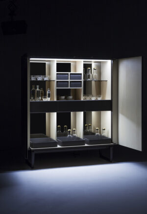 Meuble bar design haut de gamme Fidelio par Poltrona Frau, structure frêne avec intérieur érable éclairé, disponible chez D-Style Interior