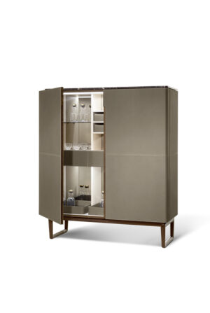 Meuble bar design haut de gamme Fidelio par Poltrona Frau, structure frêne avec intérieur érable éclairé, disponible chez D-Style Interior