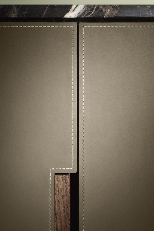 Meuble bar design haut de gamme Fidelio par Poltrona Frau, structure frêne avec intérieur érable éclairé, disponible chez D-Style Interior