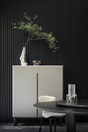 Meuble de rangement design haut de gamme Fidelio Cabinet haut par Poltrona Frau, structure frêne avec intérieur érable et base chevalet, disponible chez D-Style Interior
