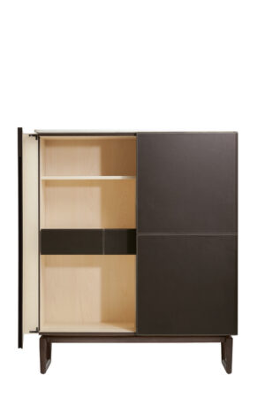 Meuble de rangement design haut de gamme Fidelio Cabinet haut par Poltrona Frau, structure frêne avec intérieur érable et base chevalet, disponible chez D-Style Interior