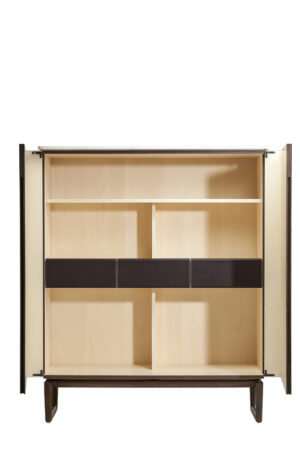 Meuble de rangement design haut de gamme Fidelio Cabinet haut par Poltrona Frau, structure frêne avec intérieur érable et base chevalet, disponible chez D-Style Interior