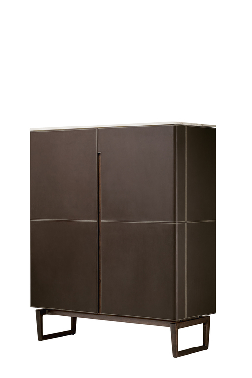 Meuble de rangement design haut de gamme Fidelio Cabinet haut par Poltrona Frau, structure frêne avec intérieur érable et base chevalet, disponible chez D-Style Interior