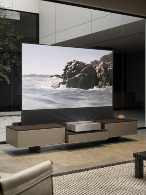 Meuble TV design haut de gamme Fidelio Leica par Poltrona Frau x Leica, écran intégré 100 pouces, structure frêne massif, disponible chez D-Style Interior