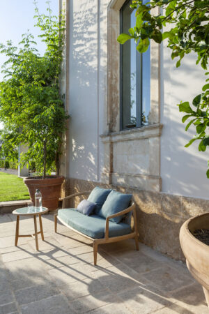Canapé design haut de gamme The Secret Garden par Poltrona Frau, structure teck massif avec tissage bicolore, disponible chez D-Style Interior
