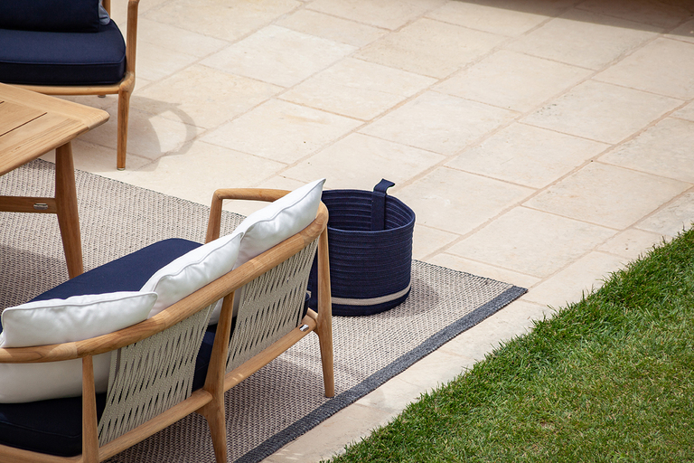 Canapé design haut de gamme The Secret Garden par Poltrona Frau, structure teck massif avec tissage bicolore, disponible chez D-Style Interior