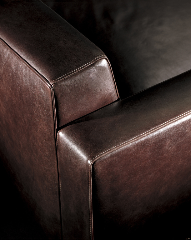 Canapé design haut de gamme Linea A par Poltrona Frau, structure hêtre massif avec revêtement cuir Pelle Frau®, disponible chez D-Style Interior