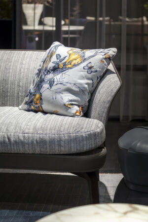 Canapé design haut de gamme Nivola par Poltrona Frau, coque moulée avec coussins plumes et pieds frêne, disponible chez D-Style Interior