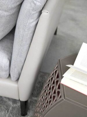 Canapé design haut de gamme Bretagne par Poltrona Frau, structure hêtre avec coque cuir Pelle Frau® et assise plumes, disponible chez D-Style Interior