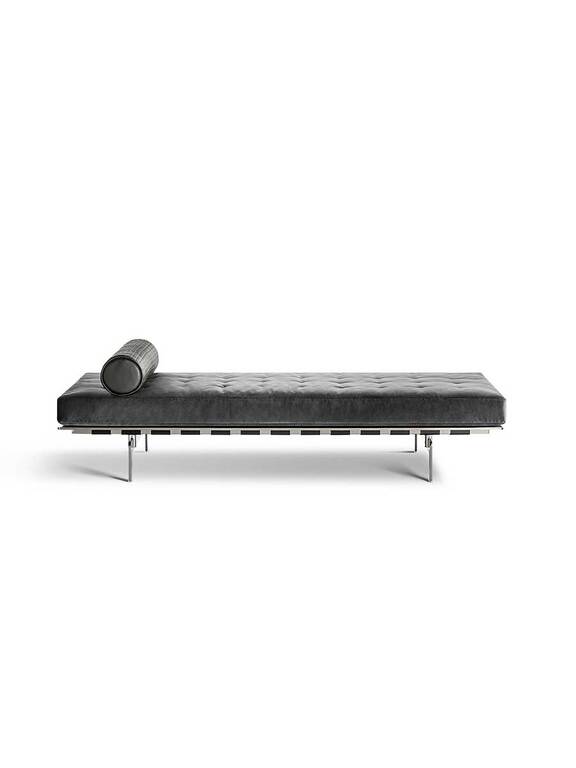 Canapé design haut de gamme Clayton par Poltrona Frau, structure sangles cuir tressées main avec piqûres X, disponible chez D-Style Interior