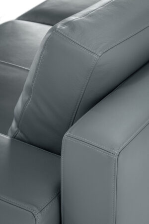 Canapé-lit design haut de gamme Massimosistema par Poltrona Frau, mécanisme intégré invisible avec revêtement Pelle Frau®, disponible chez D-Style Interior