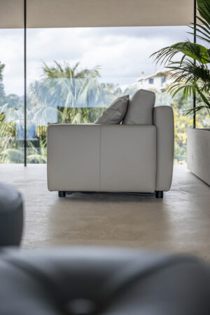 Canapé-lit design haut de gamme Massimosistema par Poltrona Frau, mécanisme intégré invisible avec revêtement Pelle Frau®, disponible chez D-Style Interior