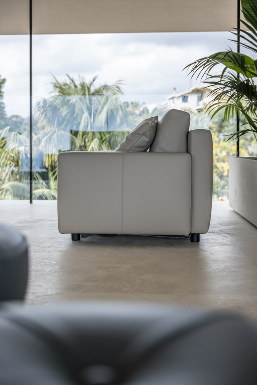Canapé-lit design haut de gamme Massimosistema par Poltrona Frau, mécanisme intégré invisible avec revêtement Pelle Frau®, disponible chez D-Style Interior