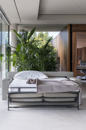 Canapé-lit design haut de gamme Massimosistema par Poltrona Frau, mécanisme intégré invisible avec revêtement Pelle Frau®, disponible chez D-Style Interior