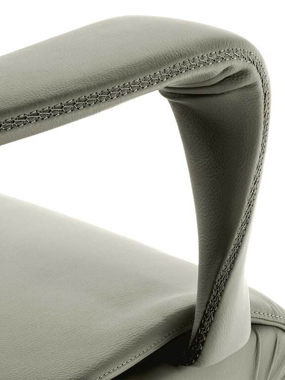 Forum Fauteuil President Poltrona Frau : fauteuil design haut de gamme pour direction. Structure bois, cuir Pelle Frau®, base aluminium. D-Style Interior.