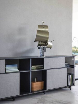 Lloyd Tex Cabinet faible Poltrona Frau : bibliothèque design haut de gamme avec panneaux Techno-fabric coulissants. Design Jean-Marie Massaud. D-Style Interior.