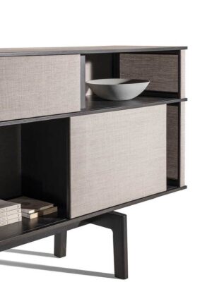 Lloyd Tex Cabinet haut Poltrona Frau : bibliothèque design haut de gamme avec panneaux Techno-fabric coulissants. Design Jean-Marie Massaud. D-Style Interior.
