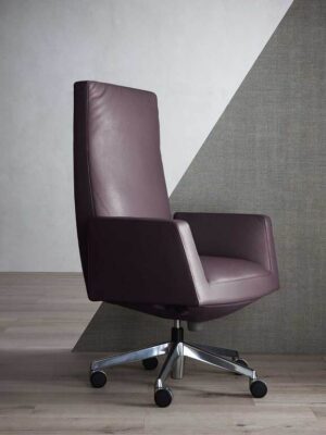Chaise de bureau design haut de gamme Poltrona Frau Chancellor en cuir Pelle Frau®, base pivotante en aluminium poli avec mécanisme Syncron. Disponible chez D-Style Interior.