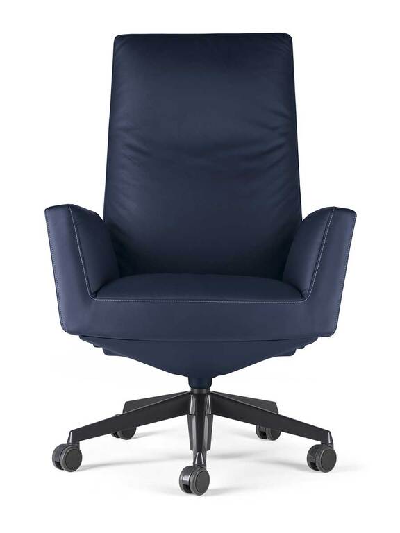 Chaise de bureau design haut de gamme Poltrona Frau Chancellor en cuir Pelle Frau®, base pivotante en aluminium poli avec mécanisme Syncron. Disponible chez D-Style Interior.