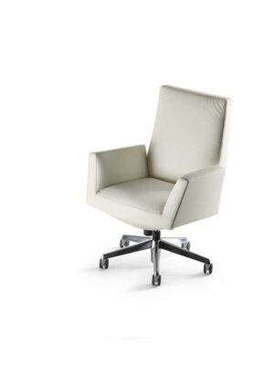 Chaise de bureau design haut de gamme Poltrona Frau Chancellor en cuir Pelle Frau®, base pivotante en aluminium poli avec mécanisme Syncron. Disponible chez D-Style Interior.