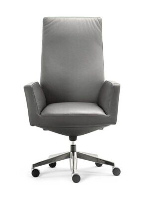 Chaise de bureau design haut de gamme Poltrona Frau Chancellor en cuir Pelle Frau®, base pivotante en aluminium poli avec mécanisme Syncron. Disponible chez D-Style Interior.