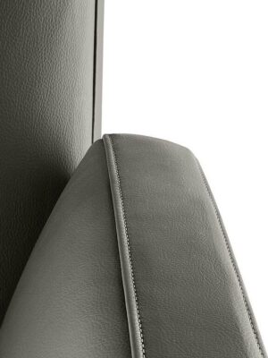 Chaise de bureau design haut de gamme Poltrona Frau Chancellor en cuir Pelle Frau®, base pivotante en aluminium poli avec mécanisme Syncron. Disponible chez D-Style Interior.