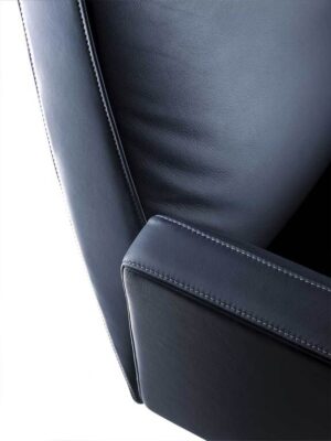 Chaise de bureau design haut de gamme Poltrona Frau Chancellor en cuir Pelle Frau®, base pivotante en aluminium poli avec mécanisme Syncron. Disponible chez D-Style Interior.