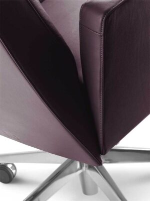 Chaise de bureau design haut de gamme Poltrona Frau Chancellor en cuir Pelle Frau®, base pivotante en aluminium poli avec mécanisme Syncron. Disponible chez D-Style Interior.