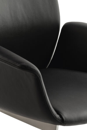 Downtown Conference | Chaise Cantilever Poltrona Frau, design contemporain et ergonomique par Jean-Marie Massaud, revêtement cuir Pelle Frau®. Disponible chez D-Style Interior.