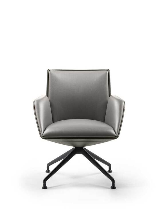 Cercle | Chaise de bureau haut de gamme Visitor Poltrona Frau, design ergonomique par Lievore - Altherr - Park, coque en polyuréthane et cuir Pelle Frau®. Disponible chez D-Style Interior.