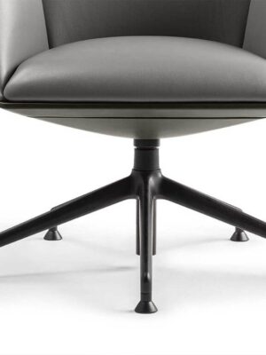 Cercle | Chaise de bureau haut de gamme Visitor Poltrona Frau, design ergonomique par Lievore - Altherr - Park, coque en polyuréthane et cuir Pelle Frau®. Disponible chez D-Style Interior.