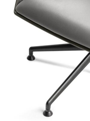 Cercle | Chaise de bureau haut de gamme Visitor Poltrona Frau, design ergonomique par Lievore - Altherr - Park, coque en polyuréthane et cuir Pelle Frau®. Disponible chez D-Style Interior.