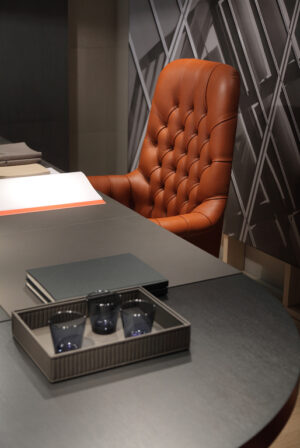 Oxford Chaise de bureau haut de gamme Poltrona Frau, structure en hêtre massif, cuir Pelle Frau avec capitonnage artisanal, piètement à cinq branches en aluminium noir. Disponible chez D-Style Interior.