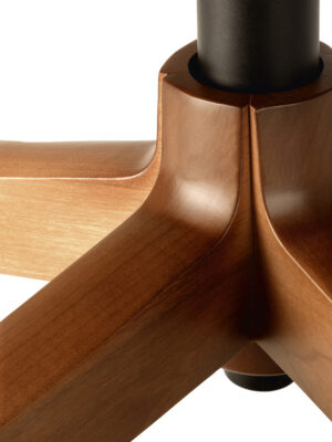 Oxford Chaise de bureau haut de gamme Poltrona Frau, structure en hêtre massif, cuir Pelle Frau avec capitonnage artisanal, piètement à cinq branches en aluminium noir. Disponible chez D-Style Interior.