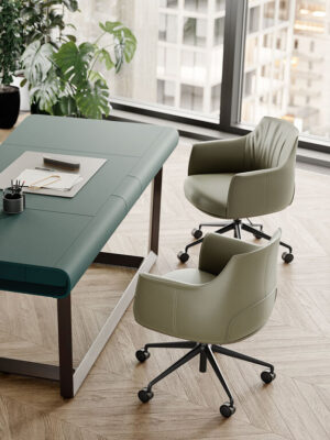 Chaise de bureau haut de gamme Archibald Task par Poltrona Frau, cuir Pelle Frau®, base en aluminium noir, dossier haut et accoudoirs design. Disponible chez D-style Interior