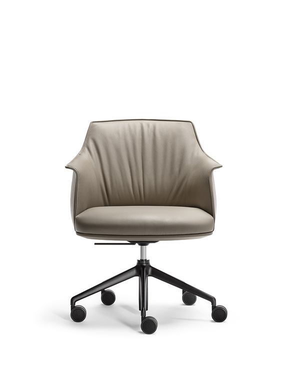 Chaise de bureau haut de gamme Archibald Task par Poltrona Frau, cuir Pelle Frau®, base en aluminium noir, dossier haut et accoudoirs design. Disponible chez D-style Interior