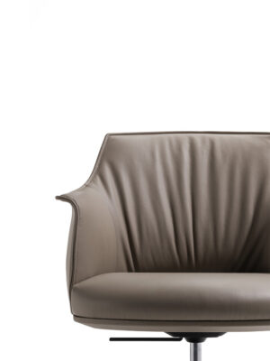 Chaise de bureau haut de gamme Archibald Task par Poltrona Frau, cuir Pelle Frau®, base en aluminium noir, dossier haut et accoudoirs design. Disponible chez D-style Interior