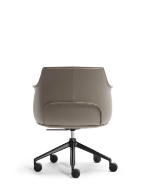Chaise de bureau haut de gamme Archibald Task par Poltrona Frau, cuir Pelle Frau®, base en aluminium noir, dossier haut et accoudoirs design. Disponible chez D-style Interior