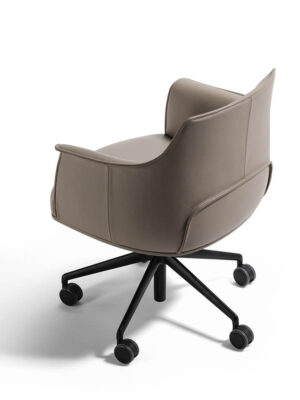 Chaise de bureau haut de gamme Archibald Task par Poltrona Frau, cuir Pelle Frau®, base en aluminium noir, dossier haut et accoudoirs design. Disponible chez D-style Interior