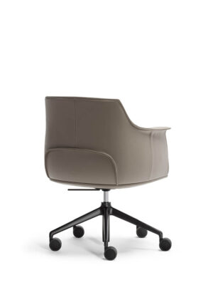 Chaise de bureau haut de gamme Archibald Task par Poltrona Frau, cuir Pelle Frau®, base en aluminium noir, dossier haut et accoudoirs design. Disponible chez D-style Interior