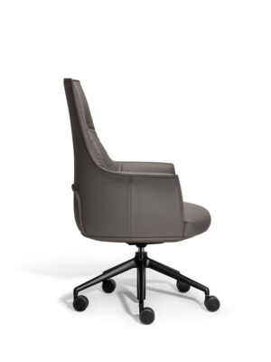 Chaise de bureau haut de gamme Archibald Task par Poltrona Frau, cuir Pelle Frau®, base en aluminium noir, dossier haut et accoudoirs design. Disponible chez D-style Interior