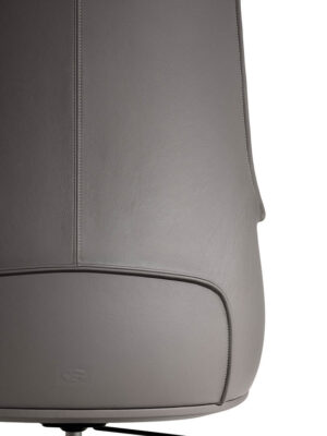 Chaise de bureau haut de gamme Archibald Task par Poltrona Frau, cuir Pelle Frau®, base en aluminium noir, dossier haut et accoudoirs design. Disponible chez D-style Interior