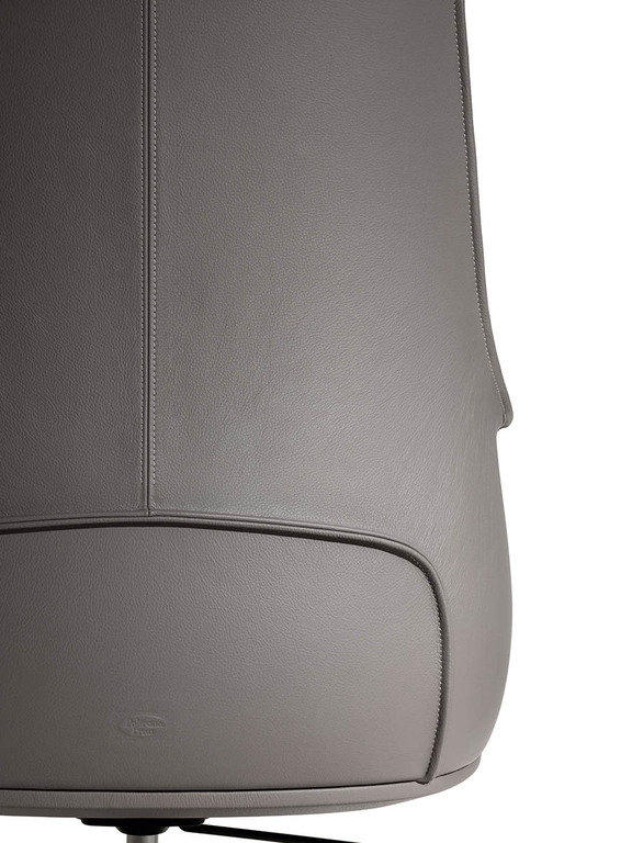 Chaise de bureau haut de gamme Archibald Task par Poltrona Frau, cuir Pelle Frau®, base en aluminium noir, dossier haut et accoudoirs design. Disponible chez D-style Interior